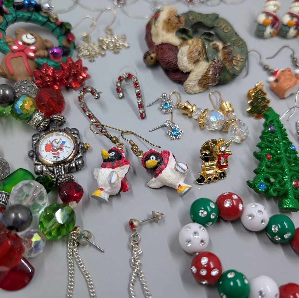 Fun And Cute Mystery Christmas Vintage Jewelry Bundle Of 5 Items - Picture 3 of 6